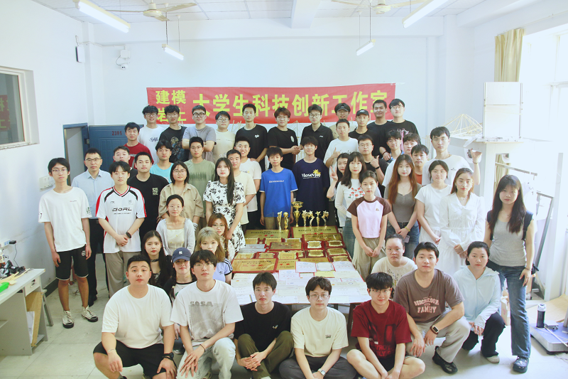 10-2024年工作室全体学生合照.png